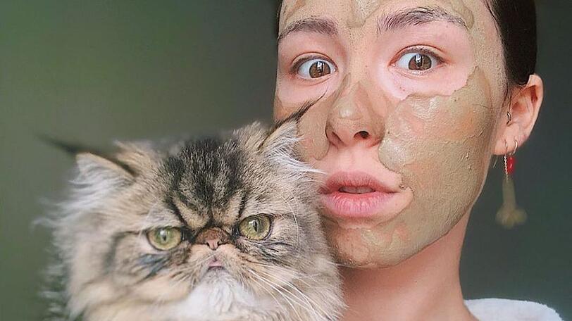 Aurora Ramazzotti posiert mit ihrer Katze auf Instagram
