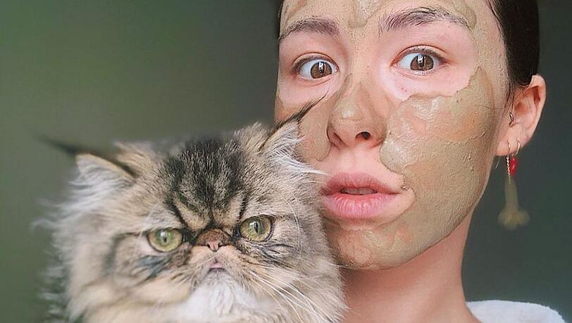 Aurora Ramazzotti posiert mit ihrer Katze auf Instagram Aurora Ramazzotti posiert mit ihrer Katze auf Instagram