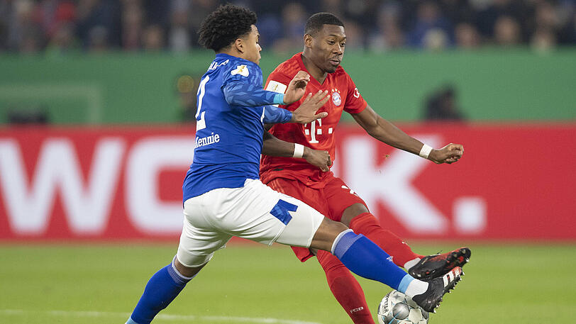 Schalkes Weston McKennie (l.) und David Alaba (re.) kämpfen um den Ball.