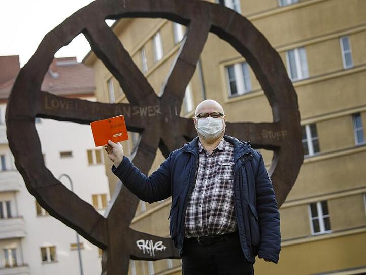 Teilnehmer einer Demonstration in Berlin für Verfassung, Grundgesetz, sowie vollständige Demokratie bei der Einsetzung neuer Wirtschaftsgesetze.