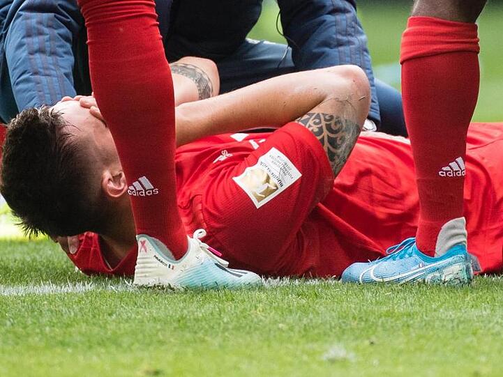 Niklas Süle vom FC Bayern München wird von den Teamärzten behandelt. Foto: Matthias Balk/dpa