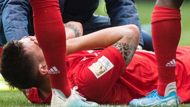 Niklas Süle vom FC Bayern München wird von den Teamärzten behandelt. Foto: Matthias Balk/dpa Niklas Süle vom FC Bayern München wird von den Teamärzten behandelt. Foto: Matthias Balk/dpa