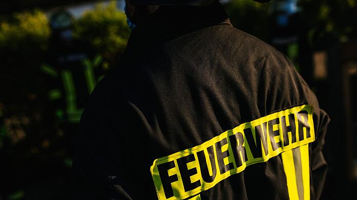 Ein Feuerwehrmann in Schutzkleidung.