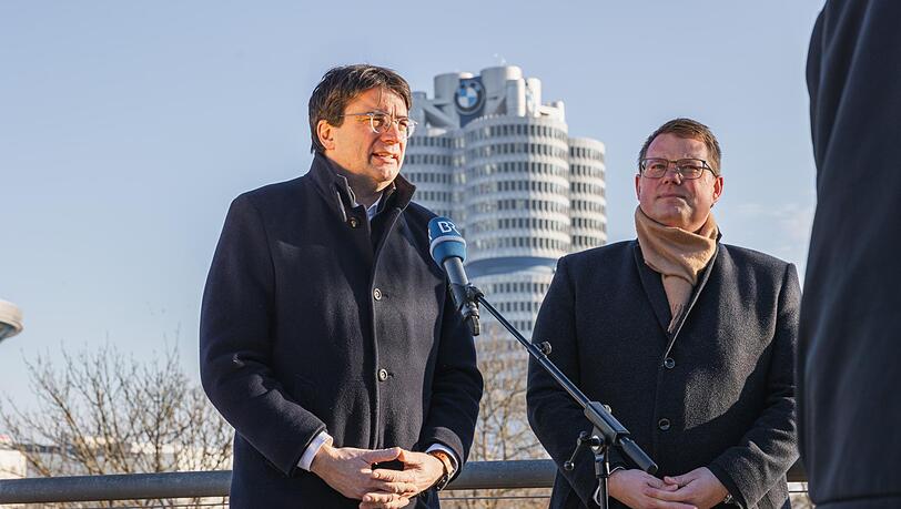 SPD-Fraktionschef Holger Grießhammer (r.) und sein Vorgänger Florian von Brunn vor dem BMW-Werk.