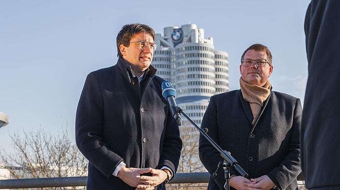 SPD-Fraktionschef Holger Grießhammer (r.) und sein Vorgänger Florian von Brunn vor dem BMW-Werk.