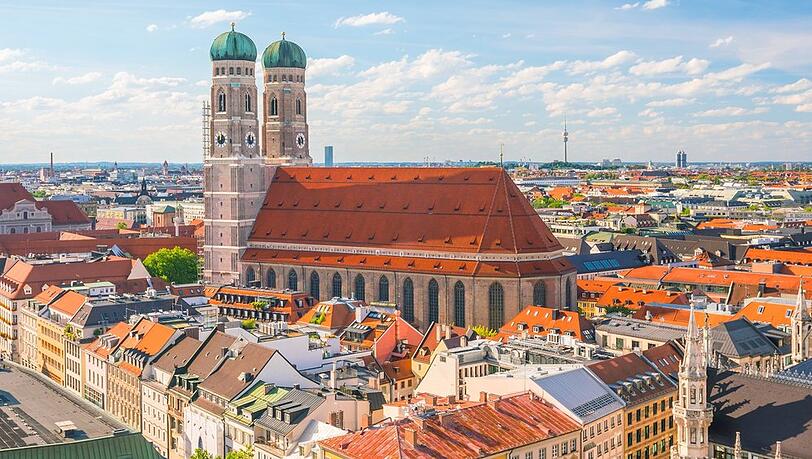 Die Frauenkirche ist eines der Wahrzeichen Münchens – in ihrer Nachbarschaft befindet sich ein Pub, der inzwischen zum festen Inventar der Stadt gehört. Nach 25 Jahren gibt es einen Besitzerwechsel. Die Frauenkirche ist eines der Wahrzeichen Münchens – in ihrer Nachbarschaft befindet sich ein Pub, der inzwischen zum festen Inventar der Stadt gehört. Nach 25 Jahren gibt es einen Besitzerwechsel.