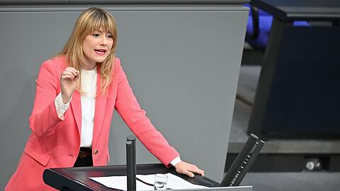 Clara Bünger (Linke) vermutet, dass viele Straftaten gegen Geflüchtete nicht zur Anzeige gebracht werden, weil die Betroffenen kein Vertrauen in die Polizei haben. (Archivfoto)