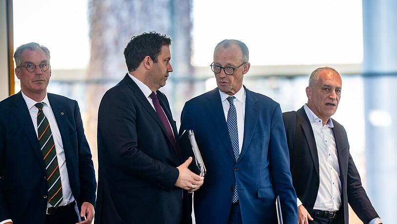 Die Stahlindustrie ist laut Bundeskanzler Merz in einer "existenzbedrohenden Krise". Bei einem "Stahlgipfel" im Kanzleramt ging es um Gegenma&szlig;nahmen.