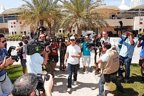 Er zog verständlicherweise die meisten Kameraobjektive auf sich: Michael Schumacher bei seiner Ankunft an der Rennstrecke in Bahrain.