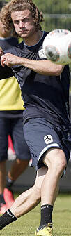 Yannick Stark: Der 22-Jährige ist defensiver Mittelfeldspieler. Sein ehemaliger Trainer bei Darmstadt 98, Kosta Runjac, hat ihn &bdquo;Locke&ldquo; getauft &ndash; nicht schwer zu erraten, warum.