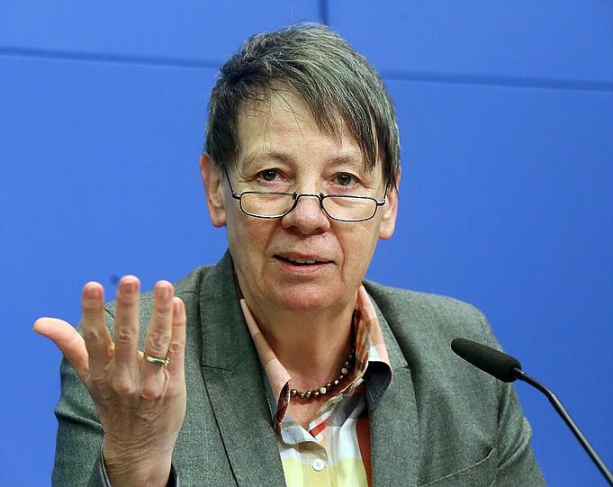 Umweltministerin Barbara Hendricks (SPD): Die 61-Jährige kam vor allem als Vertreterin der SPD-NRW in die Runde der Minister. Die frühere Schatzmeisterin ihrer Partei, die sich zum Amtsantritt noch unaufgeregt als Lesbe outete, wird aber oft unterschätzt. Mit ihrer zuhörenden, sachfragen-orientierten Art hat sie im Ministerium bereits Punkte gesammelt. Ihre Außenwirkung und ihr Tatendrang sind allerdings noch überschaubar.