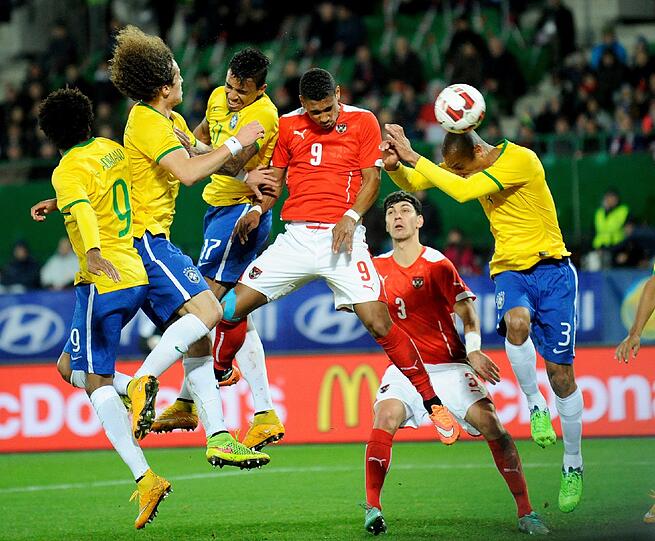 Rubin Okotie hatte später noch eine sehr gute Gelegenheit. Nur den Pfosten rettet für Brasilien.