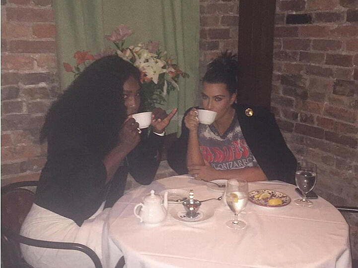 Serena Williams (l.) und Kim Kardashian treffen sich zum gemeinsamen Tee