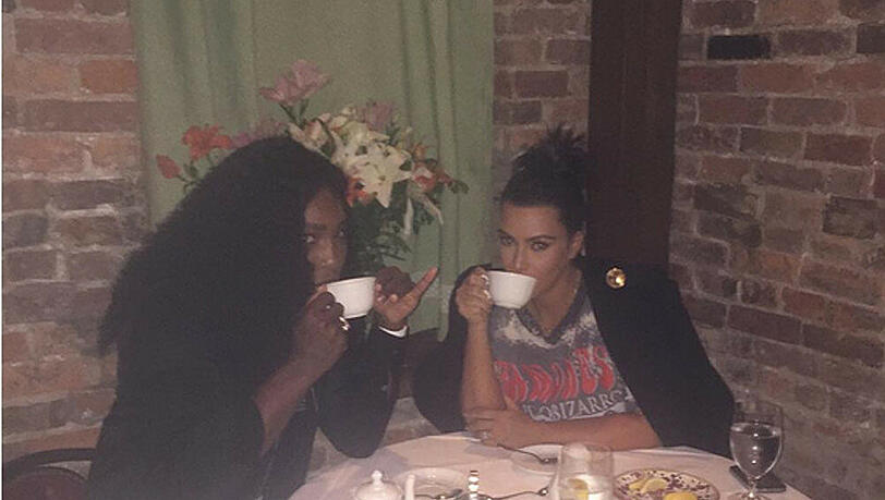 Serena Williams (l.) und Kim Kardashian treffen sich zum gemeinsamen Tee Serena Williams (l.) und Kim Kardashian treffen sich zum gemeinsamen Tee