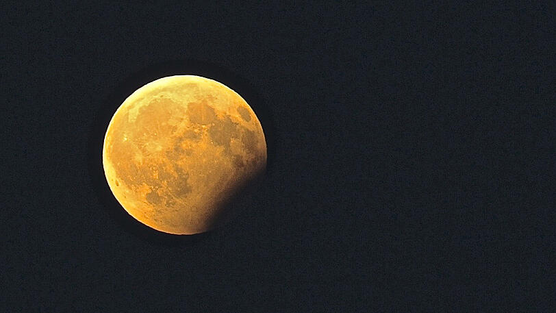 AZ-Leser Murat Fischer schickte uns diese Bilder vom Mond über München.