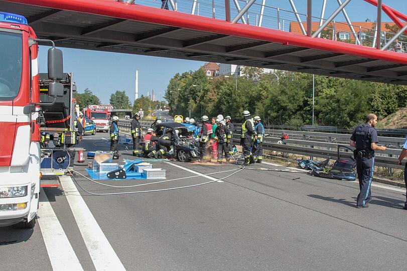 Der Pkw wurde komplett zerstört, sowohl die Fahrerin als auch der Fahrer erlitten schwere Verletzungen. Auch viele Insassen im Bus wurden verletzt. Die Bilder vom Unfallort auf der A73 bei Nürnberg.