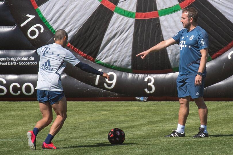 Die Bayern-Stars durften sich am Donnerstag beim Fußball-Darts beweisen - und hatten sichtlich Spaß.