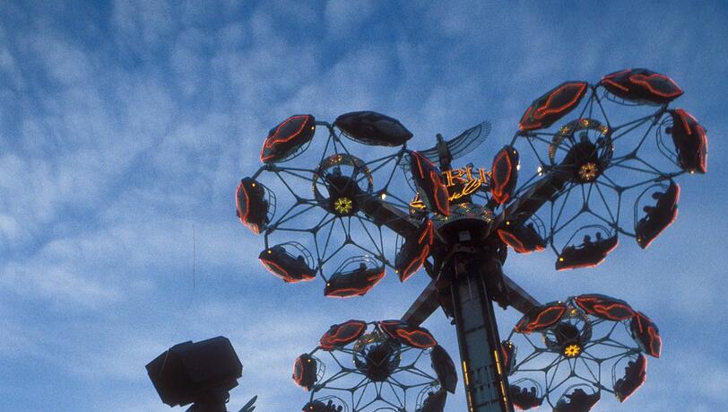 1990: Der "Ikarus" - ein gewagter Name für ein derart hohes Fahrgeschäft - dreht seine Runden. Fast so etwas wie ein Vorläufer der Freefall-Tower. Gemütlich nach oben, dann ein paar flotte Runden, und gemütlich wieder runter. Unterm Strich: unspektakulär. Lange war er nicht auf der Wiesn.