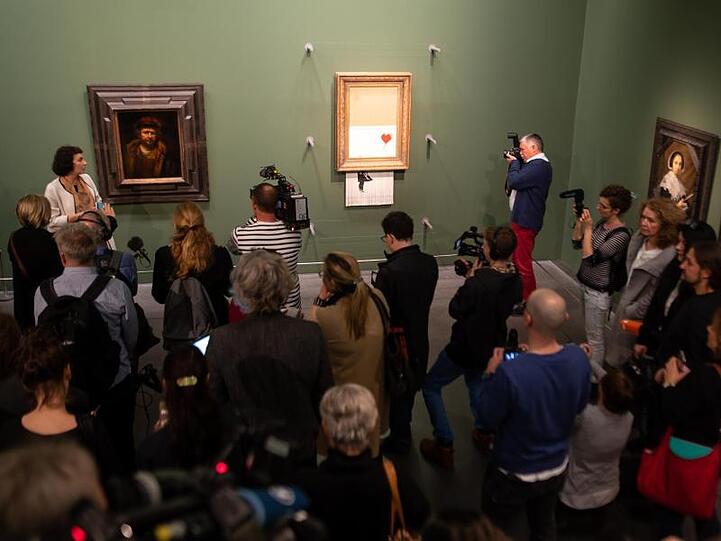 Ende 2018 sorgte "Banksy" für eine Kontroverse in der Kunst-Welt, als er eines seiner berühmtesten Bilder, das "Mädchen mit dem Ballon", zur Hälfte durch einen im Rahmen integrierten Schredder jagte, um ein neues Werk zu schaffen.