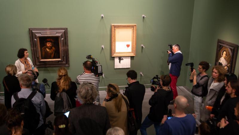 Ende 2018 sorgte "Banksy" für eine Kontroverse in der Kunst-Welt, als er eines seiner berühmtesten Bilder, das "Mädchen mit dem Ballon", zur Hälfte durch einen im Rahmen integrierten Schredder jagte, um ein neues Werk zu schaffen. Ende 2018 sorgte "Banksy" für eine Kontroverse in der Kunst-Welt, als er eines seiner berühmtesten Bilder, das "Mädchen mit dem Ballon", zur Hälfte durch einen im Rahmen integrierten Schredder jagte, um ein neues Werk zu schaffen.