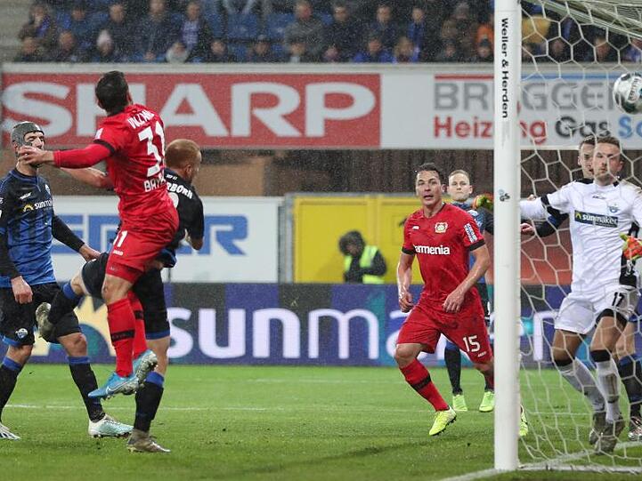 Paderborns Gjasula (l-r), Vasiliadis und Zingerle können das 0:2 von Kevin Volland (2.v.l) nicht verhindern.