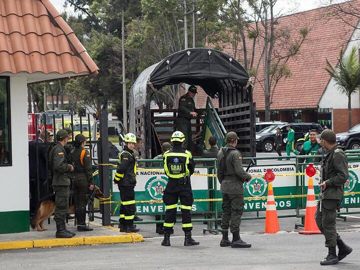 Sicherheitskräfte nach dem Bombenanschlag in der Polizeischule General Santander in Bogota.