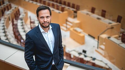 "Ich lasse mich nicht unter Druck setzen": Martin Hagen auf der Pressetribüne des Landtags.