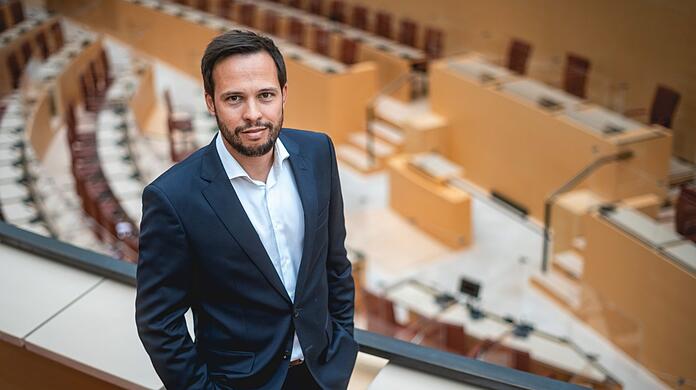 "Ich lasse mich nicht unter Druck setzen": Martin Hagen auf der Pressetribüne des Landtags.