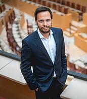 "Ich lasse mich nicht unter Druck setzen": Martin Hagen auf der Pressetribüne des Landtags.