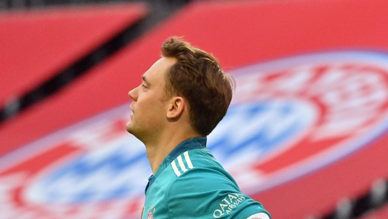 Manuel Neuer steht auf dem Platz.
