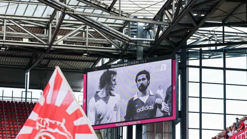 Blick ins Kölner Stadion bei einer Gedenkminute für Gerd Müller.