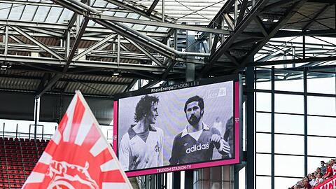 Blick ins Kölner Stadion bei einer Gedenkminute für Gerd Müller.