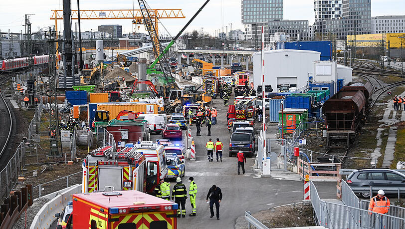 Etliche Einsatzkräfte nach der Explosion auf der Baustelle.