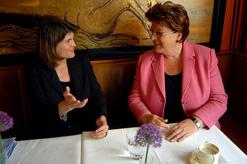 Privat ein gutes Team, politisch Konkurrentinnen: Familienmensch Barbara Stamm mit Tochter Claudia (Die Grünen).