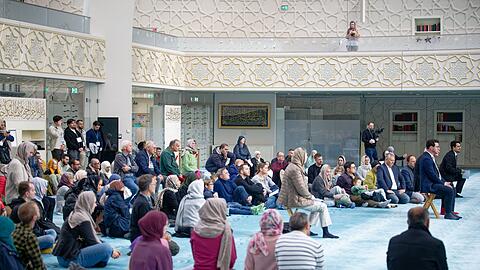Am Tag der offenen Moschee besuchen auch Menschen, die nicht Muslime sind, Moscheen, wie hier in K&ouml;ln. (Archivfoto)