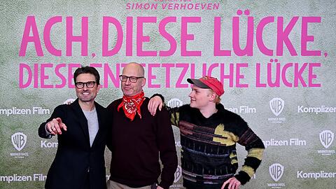 Regisseur Simon Verhoeven (links), Schriftsteller Joachim Meyerhoff und Bruno Alexander, der im Film den jungen Joachim spielt, bei der Premiere des Films im Math&auml;ser Filmpalast.