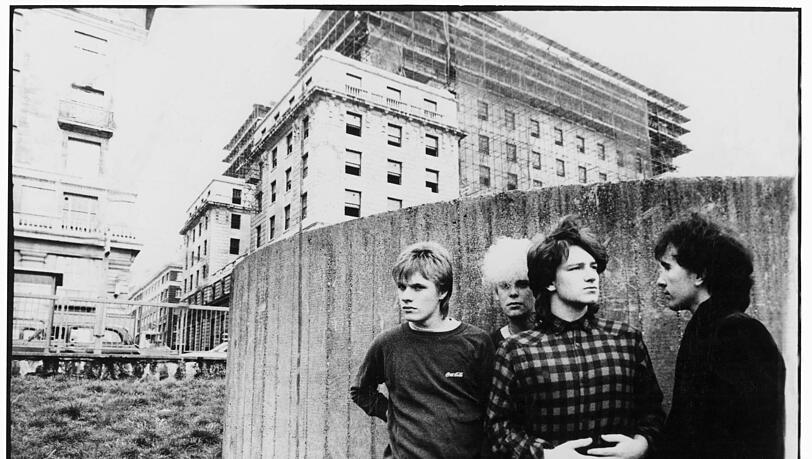 Heuer feiern U2 ihr 50. Band-Jubiläum. Aus einer Schülerband wurde ein Welterfolg. Das Foto wurde 1981 aufgenommen an den Grand Canal Docks. Hier entstand auch das Cover-Foto für das Album "October" (1980). Heuer feiern U2 ihr 50. Band-Jubiläum. Aus einer Schülerband wurde ein Welterfolg. Das Foto wurde 1981 aufgenommen an den Grand Canal Docks. Hier entstand auch das Cover-Foto für das Album "October" (1980).
