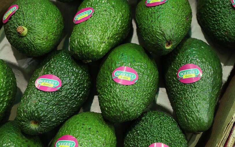 Je nach Sorte kann man auch die Schale der Avocado mitessen. Die beliebten Hass-Avocados sind daf&uuml;r aber eher ungeeignet, da sie eine sehr dicke und extrem bittere Schale haben.