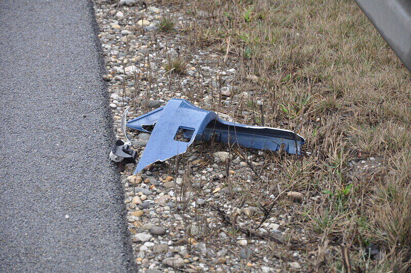 Vermutlich aufgrund einer Panne stieg ein Fahrer auf der A94 aus seinem Auto aus und wurde von einem herankommenden Lkw erfasst. Er starb an der Unfallstelle.