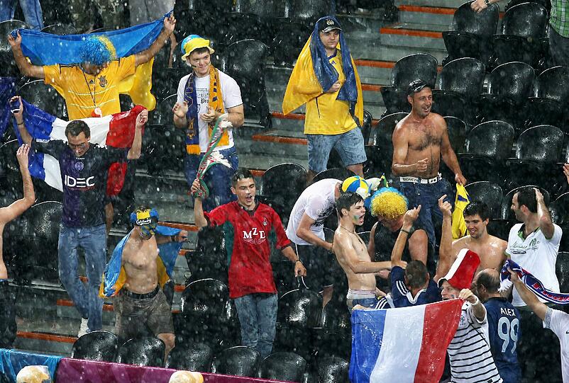 Ein heftiges Gewitter hat zu einer Unterbrechung der EM-Partie zwischen der Ukraine und Frankreich geführt. Die Bilder.