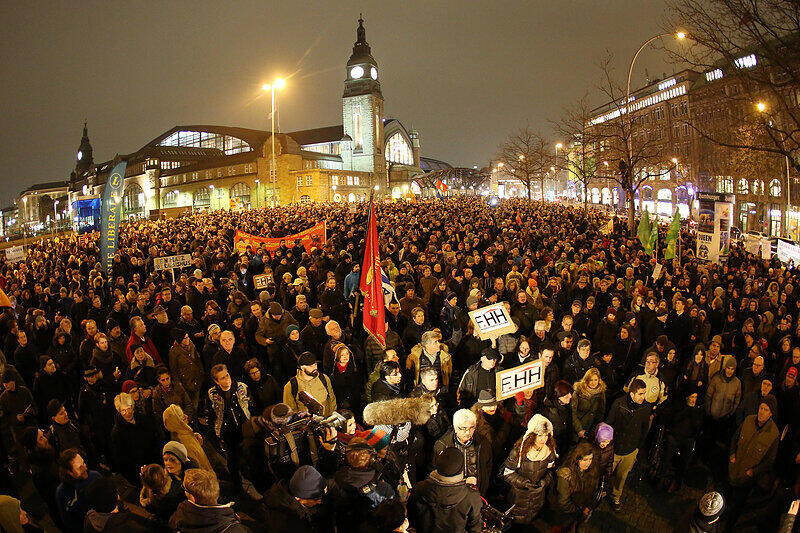 Unter dem Motto «Tolerante Europäer gegen die Idiotisierung des Abendlandes» (Tegida) demonstrieren mehrere tausend Teilnehmer bei einer Anti-Pegida-Kundgebung am 05.01.2015 in Hamburg. Sie wenden sich damit gegen die für den Abend erneut geplanten Demonstrationen der islamkritischen Pegida-Bewegung.