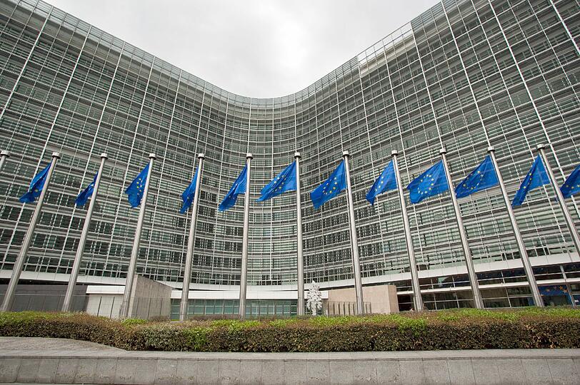 EU-Fahnen wehen vor der EU-Kommission in Brüssel.
