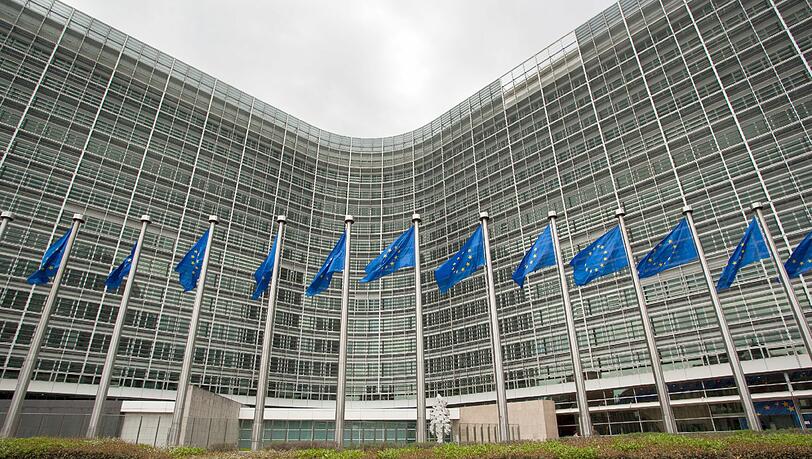 EU-Fahnen wehen vor der EU-Kommission in Brüssel. EU-Fahnen wehen vor der EU-Kommission in Brüssel.