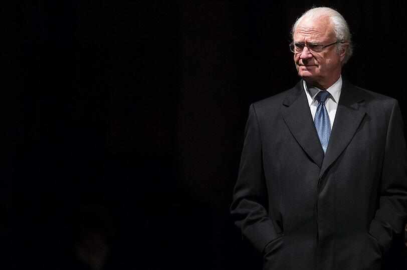 Der Monarch schweigt erst lange und streitet dann alles ab. Während Zeitungen seine Abdankung fordern, stellt sich ein angebliches Beweisfoto als plumpe Fälschung heraus.