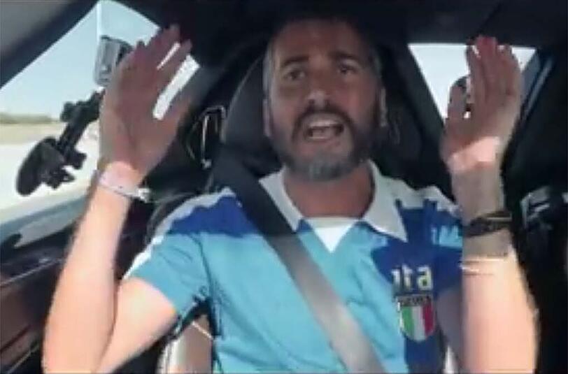 Pure Angst steht diesem Italiener ins Gesicht geschrieben. Bei 300 km/h versucht er die italienische Hymne zu singen.