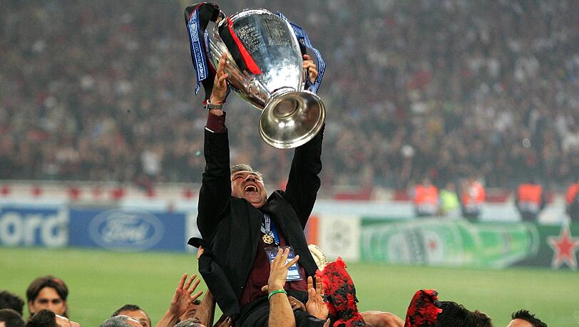 2007 zum zweiten Mal die Könige von Europa: Ancelotti und seine Spieler vom AC Milan. 2007 zum zweiten Mal die Könige von Europa: Ancelotti und seine Spieler vom AC Milan.