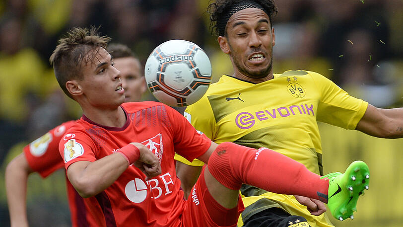 Der Favorit setzte sich klar durch: Dortmunds Pierre-Emerick Aubameyang (r.) im Spiel beim 1.FC Rielasingen-Arlen.