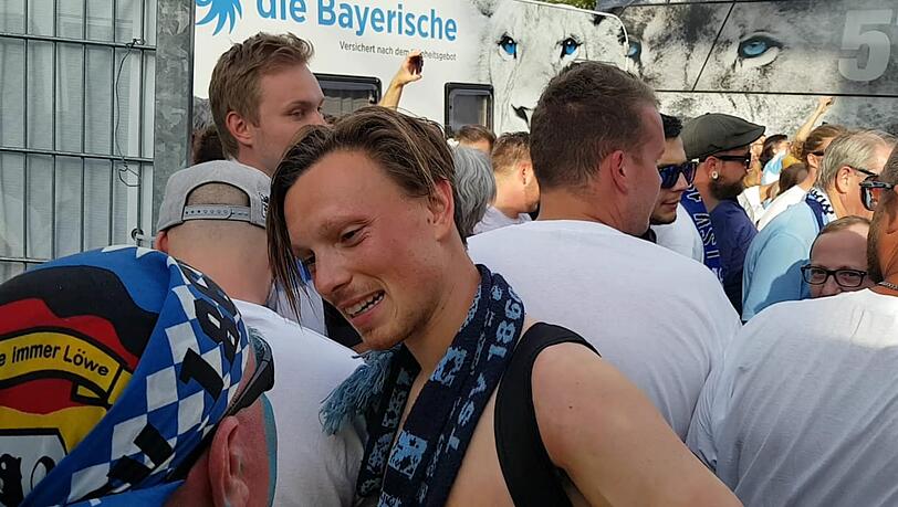 Christian Köppel nur mit Schal bekleidet. Christian Köppel nur mit Schal bekleidet.