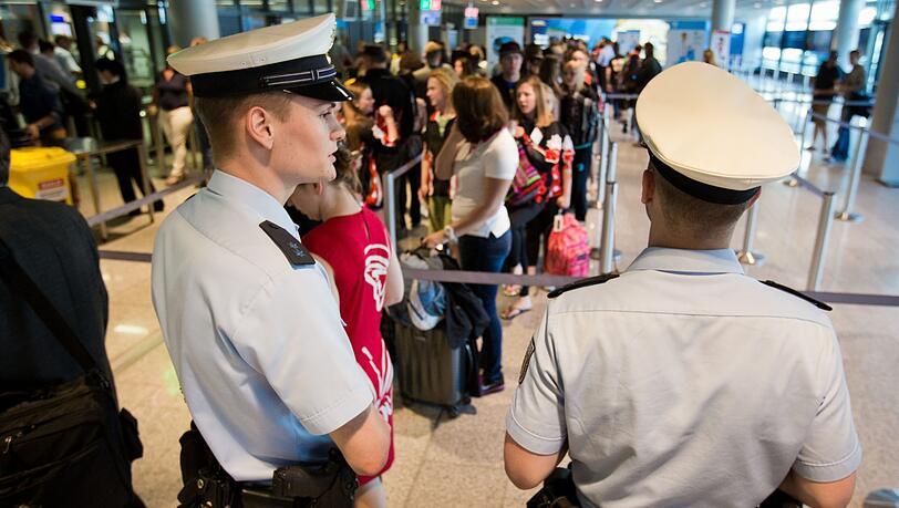 Beamte der Bundespolizei an der Sicherheitskontrolle am Frankfurter Flughafen. Beamte der Bundespolizei an der Sicherheitskontrolle am Frankfurter Flughafen.
