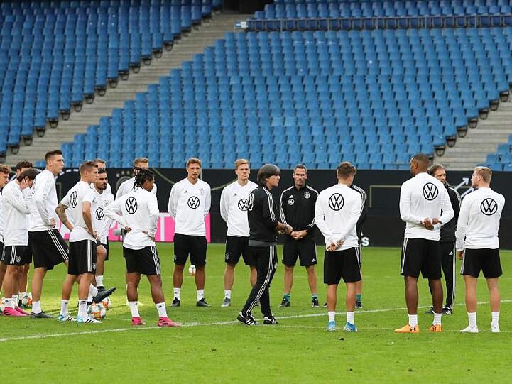 Bundestrainer Joachim Löw (M) spricht beim Abschlusstraining zur Mannschaft.